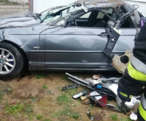 Samochód DACHOWAŁ tuż pod oknami domu w Tworkowej! To CUD, że nie było ofiar śmiertelnych
