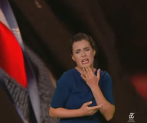 Tłumaczki języka migowego na koncercie w rocznicę Powstania Warszawskiego