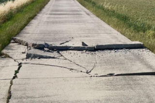 Polskie drogi nie wytrzymują upałów! Asfalt się topił, a beton wybrzuszał i pękał