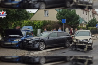 Potężny dzwon pod komisariatem! 71-latek zignorował znak i doprowadził do wypadku trzech samochodów