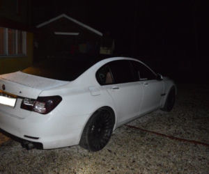 25-latek atak zazdrości rozładował na białym BMW