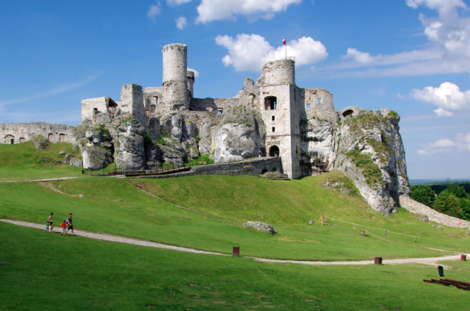 To najpiękniejszy zamek w województwie śląskim. Znajduje się w malowniczej wsi
