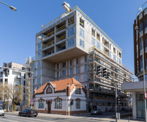 Blok z dziurą na dom. Oto najbardziej kontrowersyjna budowa w Polsce? Kapitanat Garbary w Poznaniu