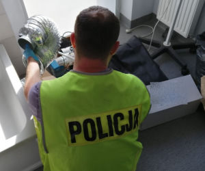 Koluszki. 21-latek hodował w domu marihuanę. Suszył ją w szafie!  Tak wyglądało pomieszczenie