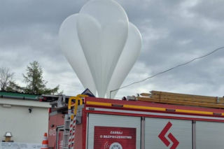 Tajemniczy balon z pakunkiem spadł na teren firmy! Policja ujawnia, co było w środku