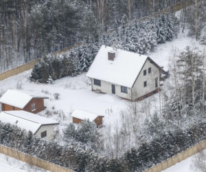 Dom Ziobry zasypany śniegiem czeka na gospodarza