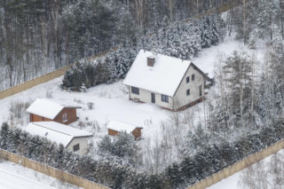 Dom Ziobry zasypany śniegiem czeka na gospodarza