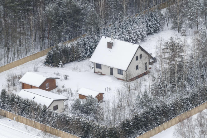 Dom Ziobry zasypany śniegiem czeka na gospodarza