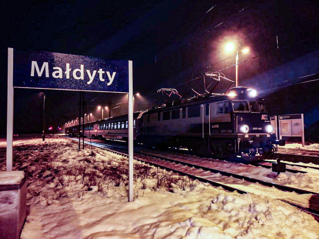 Lód na torach, pociągi utknęły na trasie. Potężne opóźnienia