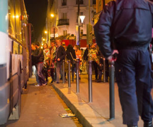 Ewakuacja ludzi z klubu Bataclan