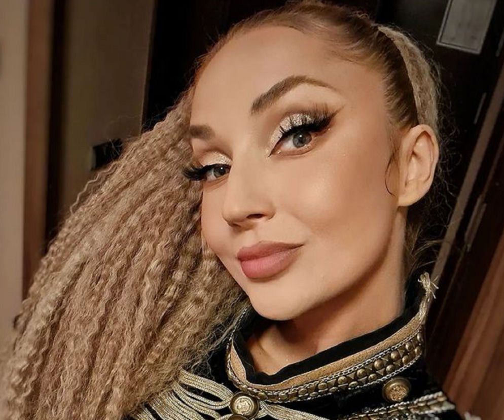 Cleo rozpuściła włosy i pokazała się w delikatnym makijażu