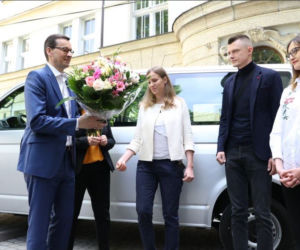 Premier Morawiecki u sześcioraczków z Krakowa