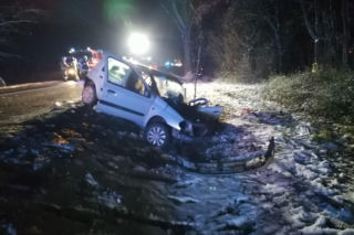 41-latka i jej pasażer wycinani z renaulta! Kompletnie pijanemu 48-latkowi, których ich staranował, nic się nie stało