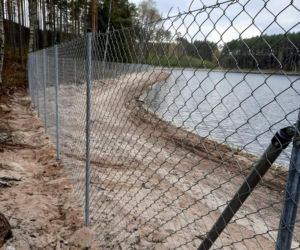 Jezioro Wielkie Oczko ogrodzone płotem. Zwierzęta odcięte od wody. Radny Gdańska: Takiej dewastacji dawno nie widziałem