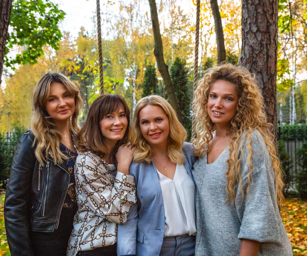 Przyjaciółki 13 sezon. Anka (Magdalena Stużyńska), Patrycja (Joanna Liszowska), Zuza (Anita Sokołowska), Inga (Małgorzata Socha)