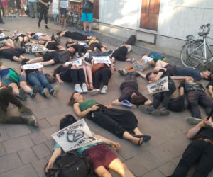 Wymieranie. Protest przed Urzędem Miasta