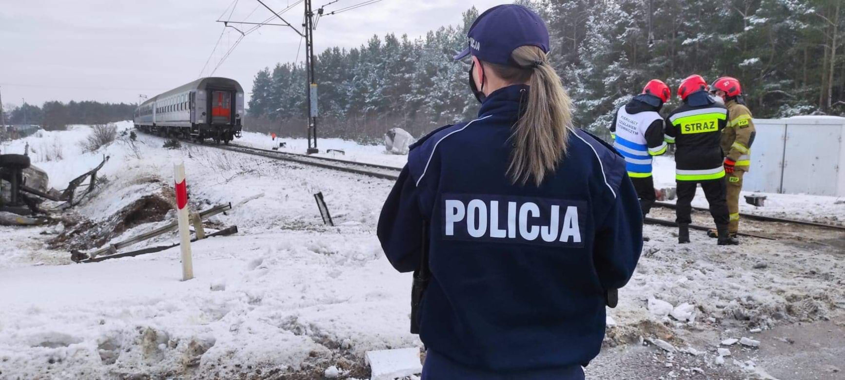 Koszarówka. Ciężarówka zderzyła się z pociągiem na przejeździe kolejowym [ZDJĘCIA]