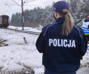 Koszarówka. Ciężarówka zderzyła się z pociągiem na przejeździe kolejowym [ZDJĘCIA]