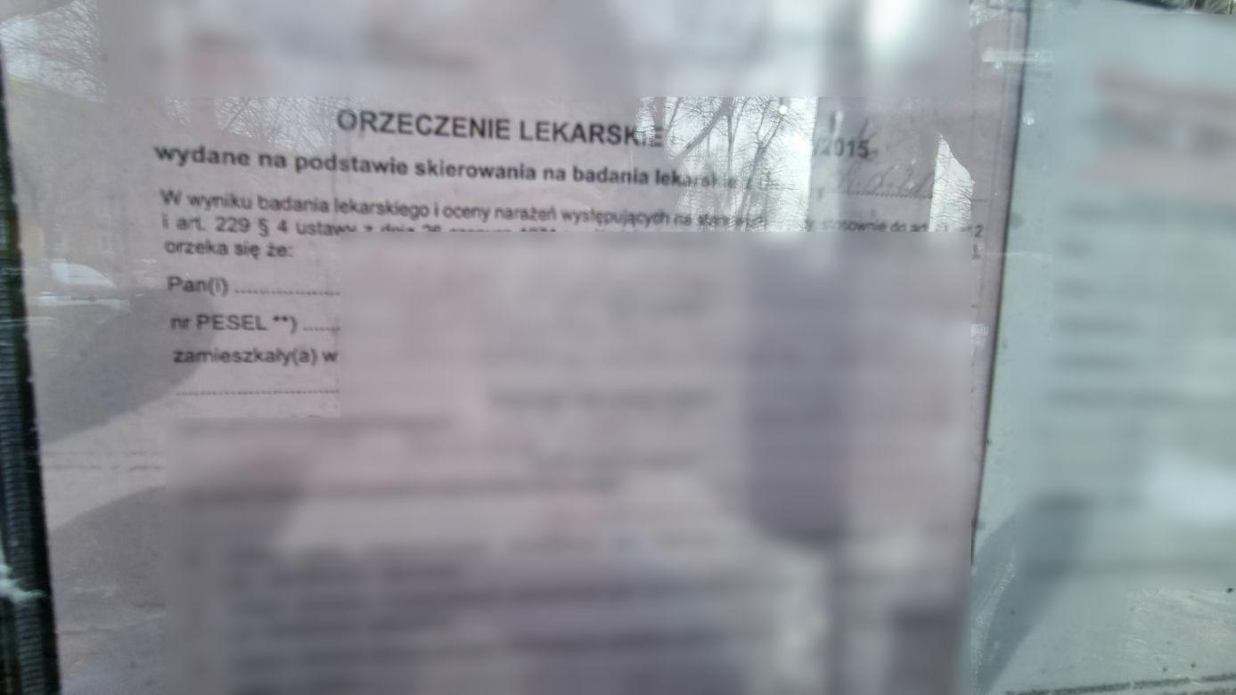  Witryna sklepu oklejona... dokumentami!