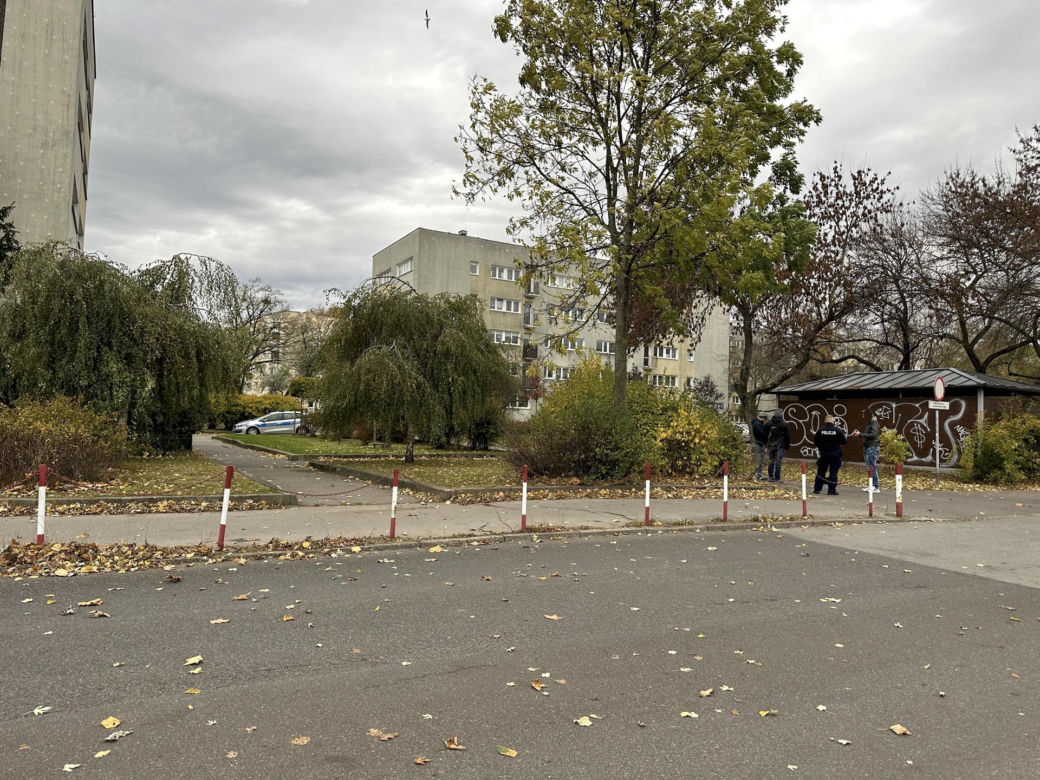 Atak maczetą na Bielanach. Trwa obława za sprawcą. Policja apeluje do świadków