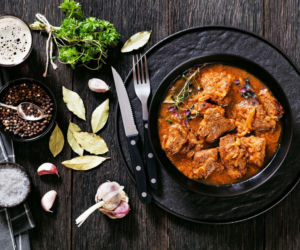 Lepszy niż zwykły gulasz! Ten belgijski klasyk duszony w piwie ma sekret, który musisz poznać