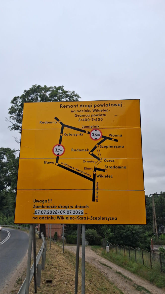 Tablica informacyjna o remoncie drogi pod Iławą z mapą objazdów. O utrudnieniach w ruchu przeczytasz na Eska Iława.