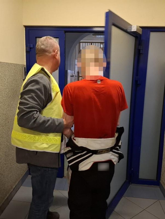 W razie skazania 39-latkowi grozi kara 3 lat pozbawienia wolności i co najmniej 3-letni zakaz prowadzenia pojazdów