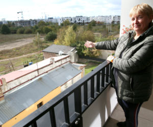 Duszą się w mieszkaniach, dym nie daje im żyć. Mieszkańcy nowego osiedla na Targówku załamują ręce