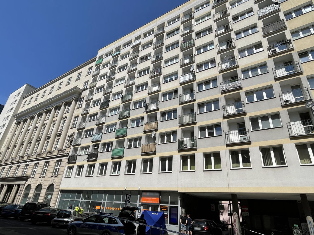 Tragedia w samym centrum Warszawy. Kobieta skoczyła z 9. piętra. Nie żyje