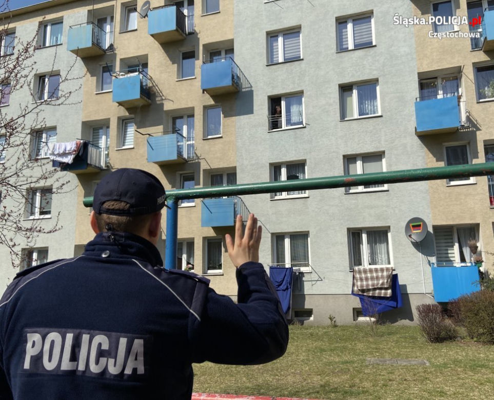Policjanci czujni w dobie epidemii. Tak patrolują ulice miast Śląska i Zagłębia [ZDJĘCIA]
