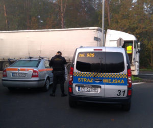TIR zablokował skrzyżowanie przy jeziorze Głębokim