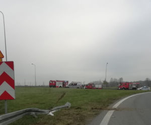 Mercedes wypadł z drogi i koziołkował
