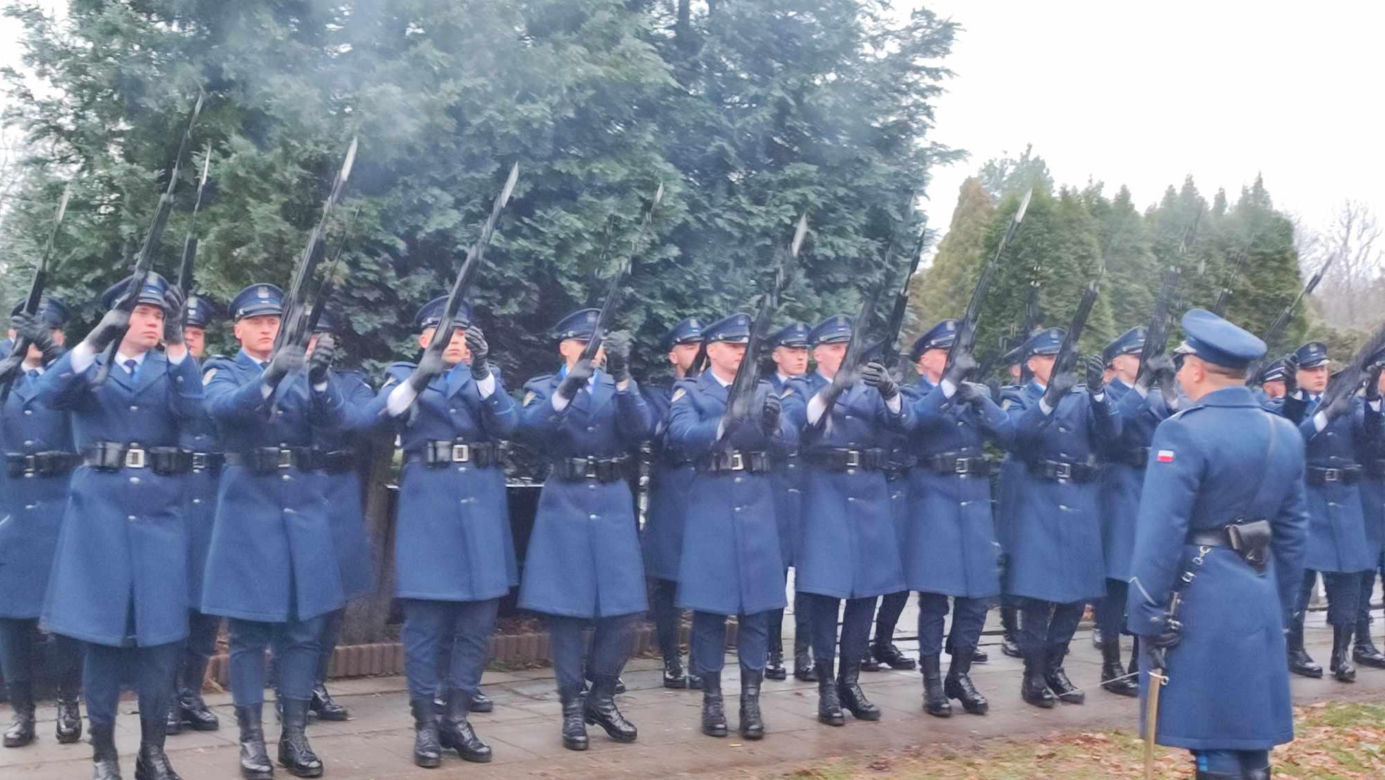  Wrocław. Ostatnie pożegnanie policjantów zastrzelonych na służbie. "Wasz tata jest bohaterem"