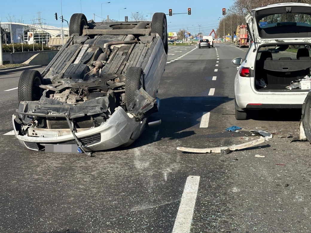 Dachowanie na Bemowie po zderzeniu trzech aut