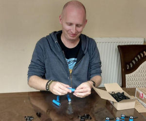 Bydgoszcanie robią świece dla żołnierzy ukraińskich. Mają dawać ciepło w okopach