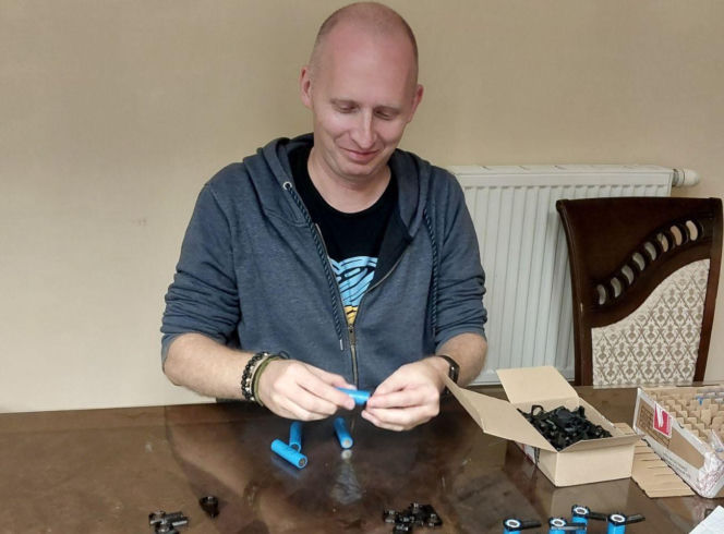 Bydgoszcanie robią świece dla żołnierzy ukraińskich. Mają dawać ciepło w okopach