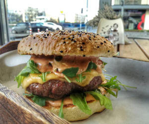 Gdzie zjeść dobrego burgera? TOP 10 burgerowni w Warszawie, które musisz odwiedzić [RANKING]