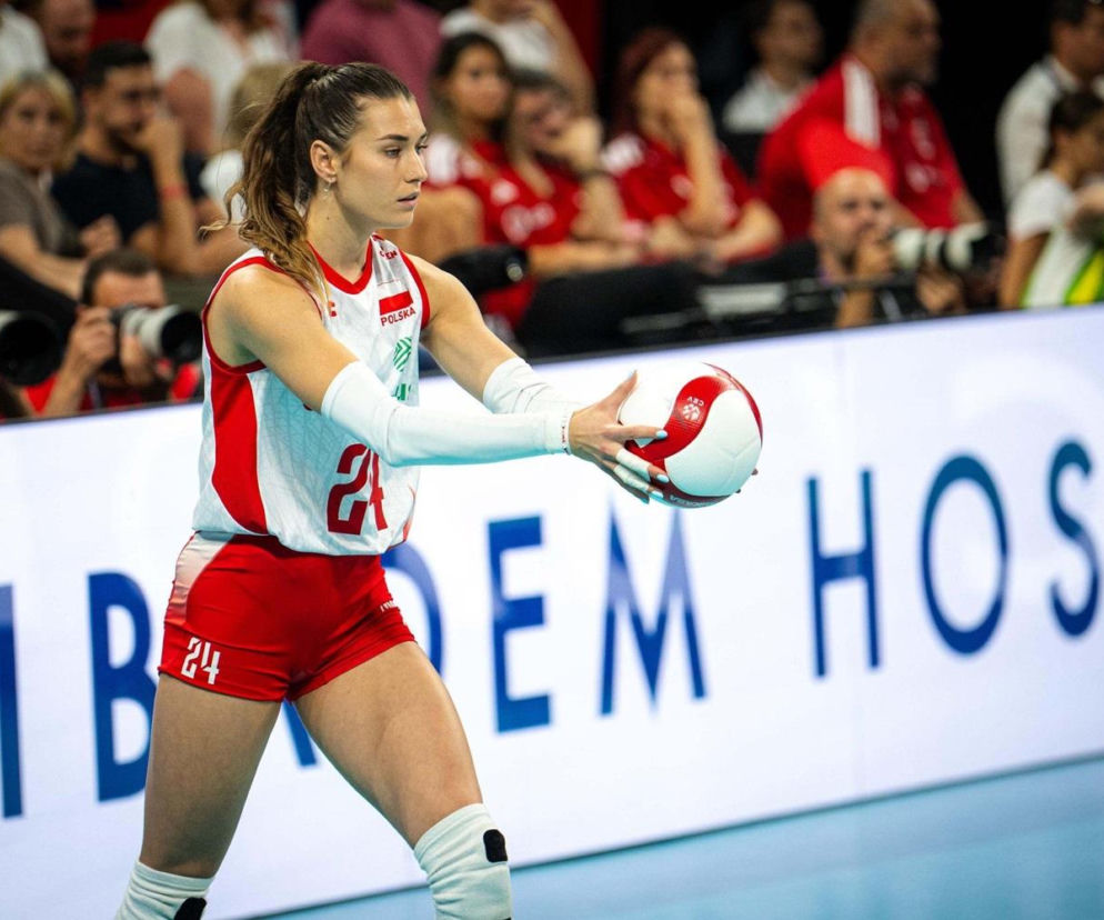Siatkarka Paulina Damaske trzyma piłkę podczas meczu z Turcją. O kontrowersjach po spotkaniu przeczytasz na SE Supersport.