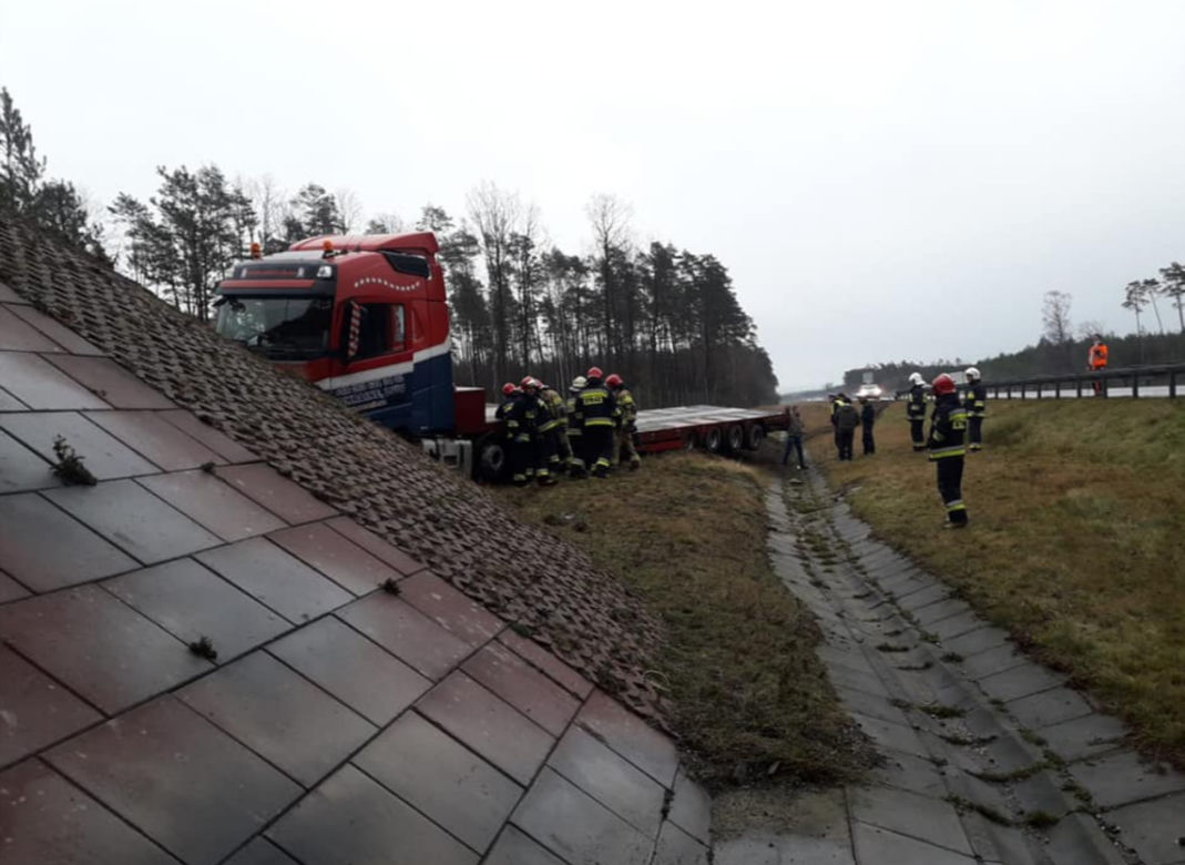 Staranował bariery na autostradzie