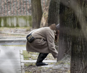 Jaruzelska sprząta po psie