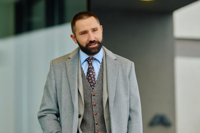 "Na Wspólnej", odcinek 4172: Po złowrogich słowach Brygidy dochodzi do tragedii, Klusek traci wzrok Tomasz Urbanek