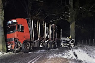 Ale urwała! Ale urwał! Spadł śnieg i zaskoczył kilku kierowców w Iławie