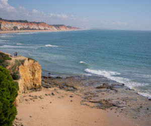 Dwie tony kokainy leżały na plaży. Worki zostały wyrzucone na ląd przez ocean