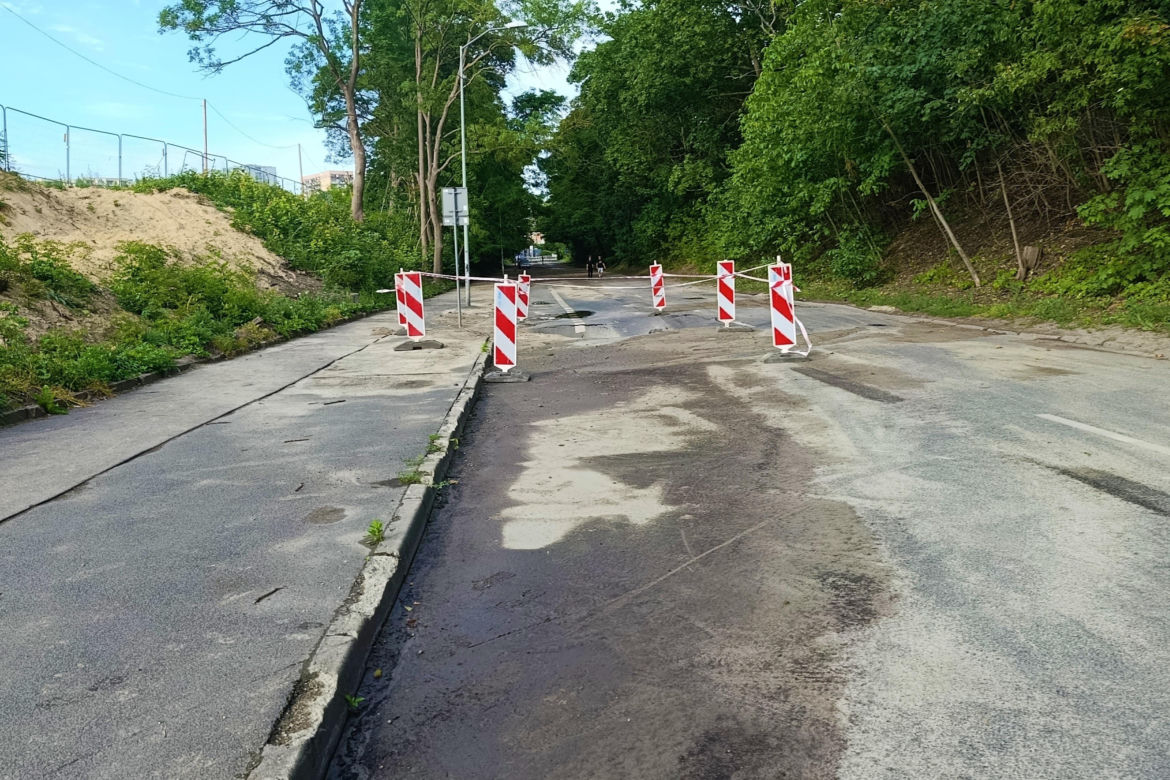 Ulica Starkiewicza zamknięta po awarii wodociągu
