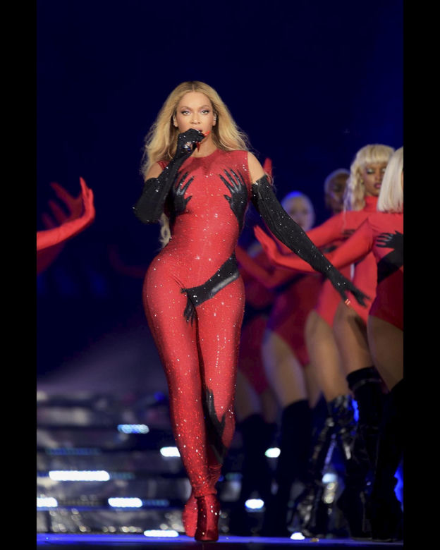 Beyonce wraca! Jest całkiem naga i została kowbojem!