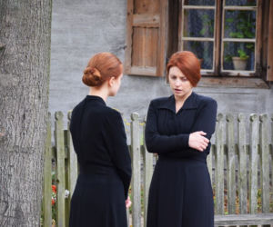 Stulecie Winnych 2 sezon odcinek 26. Mania (Karolina Bacia), Ania (Weronika Humaj)