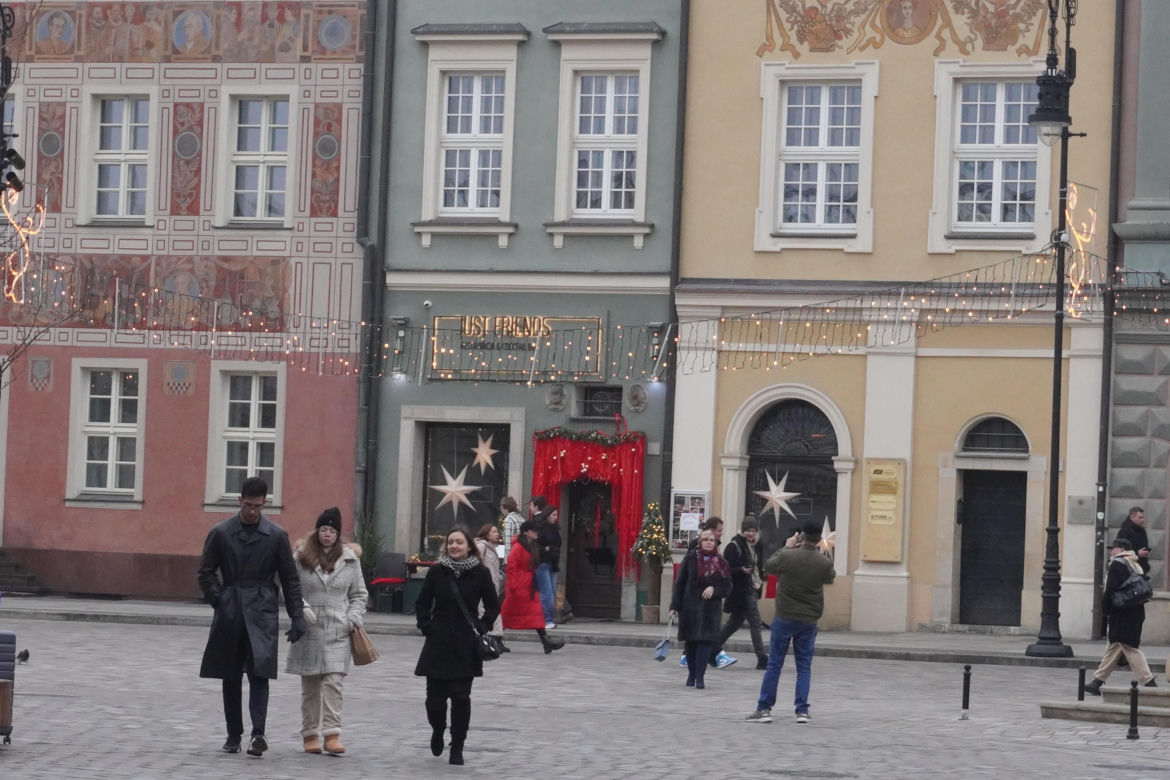 Tłumy ludzi na świątecznym spacerze na Starym Rynku w Poznaniu