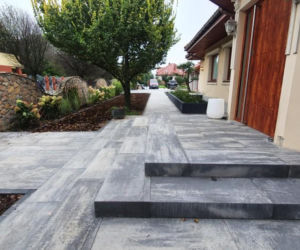 Płyty chodnikowe, palisady i stopnie schodowe, które sprawdzą się w strefie wejściowej