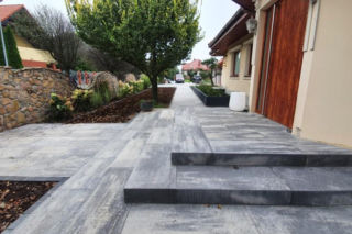 Płyty chodnikowe, palisady i stopnie schodowe, które sprawdzą się w strefie wejściowej