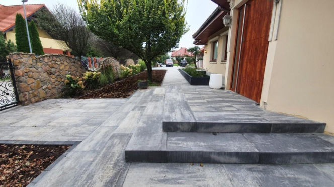 Płyty chodnikowe, palisady i stopnie schodowe, które sprawdzą się w strefie wejściowej